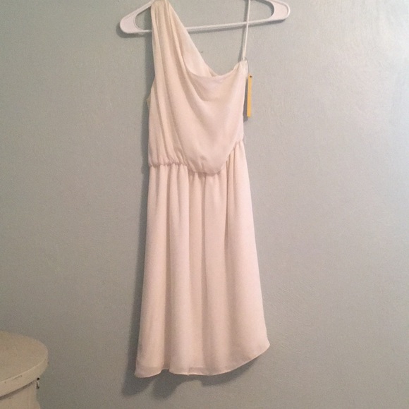 Alice + Olivia Dresses & Skirts - NWT Alice+Olivia One shoulder, white dress, XS